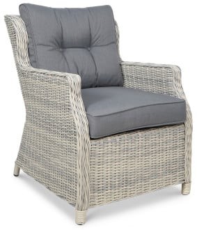 Fotel z technorattanu z zestawu TRIVENTO 2 White Grey z wygodnymi szarymi poduszkami i elegancką strukturą imitującą naturalny rattan w odcieniach bieli i szarości. Idealny do ogrodu lub na taras.