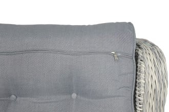 Zbliżenie na poduszkę mebla TRIVENTO 2 White Grey w kolorze szarym, z widocznym zamkiem błyskawicznym umożliwiającym zdjęcie pokrowca. W tle materiał pokrycia zestawu - technorattan.