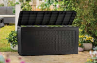 Otwarta górna pokrywa skrzyni Keter SAMOA RATTAN BOX - w tle taras