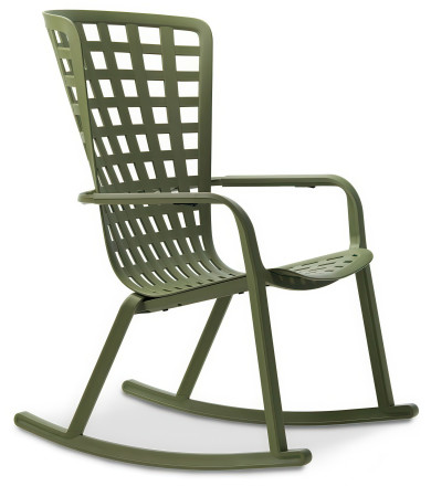 Zielony fotel bujany z wysokim ażurowym oparciem i podłokietnikami.