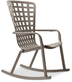 Nowoczesny fotel bujany w kolorze taupe z ażurowym oparciem i podłokietnikami, widok z boku