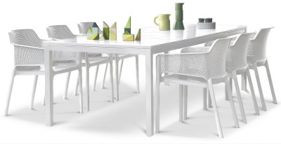 Zestaw biały stół ogrodowy z ośmioma krzesłami z siateczkowym oparciem na białym tle.