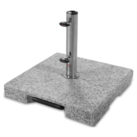 Ciężka, szara podstawa do parasola. Widoczny czarny uchwyt i chromowany stojak na parasol