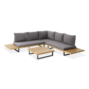 Zestaw mebli ogrodowych z drewna i metalu. Wygodny narożnik z szarymi poduszkami i dopasowany drewniany stolik.