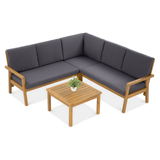 Zestaw mebli ogrodowych w stylu nowoczesnym, w skład którego wchodzi narożnik w kształcie litery L z drewnianą ramą i ciemnoszarymi poduszkami oraz kwadratowy stolik kawowy z drewnianym blatem.