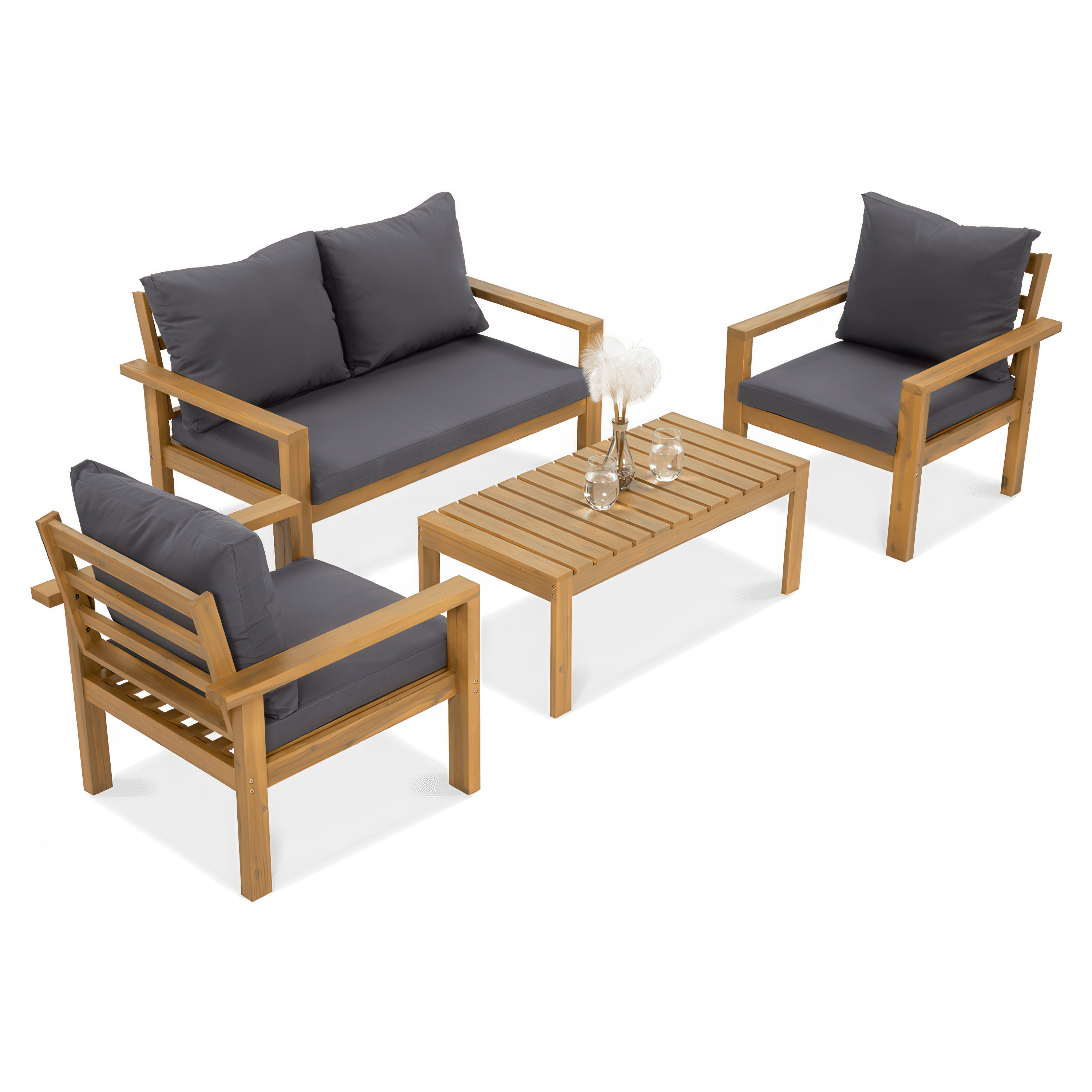 Zestaw mebli ogrodowych z drewna i ciemnoszarych poduszek, w skład którego wchodzą dwie sofy jednoosobowe, dwuosobowa sofa i prostokątny stolik kawowy.