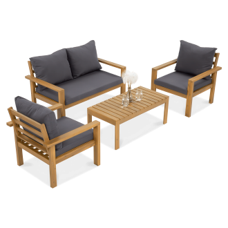 Zestaw mebli ogrodowych z drewna i ciemnoszarych poduszek, w skład którego wchodzą dwie sofy jednoosobowe, dwuosobowa sofa i prostokątny stolik kawowy.