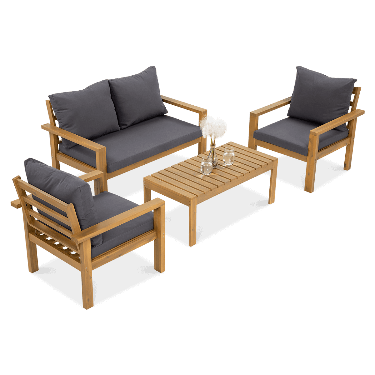 Zestaw mebli ogrodowych z drewna i ciemnoszarych poduszek, w skład którego wchodzą dwie sofy jednoosobowe, dwuosobowa sofa i prostokątny stolik kawowy.