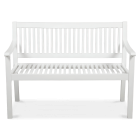 Biała drewniana ławka ogrodowa z pionowymi szczebelkami na oparciu i siedzisku.