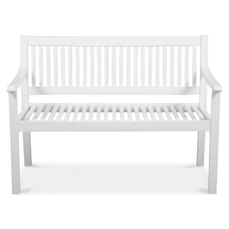 Biała drewniana ławka ogrodowa z pionowymi szczebelkami na oparciu i siedzisku.