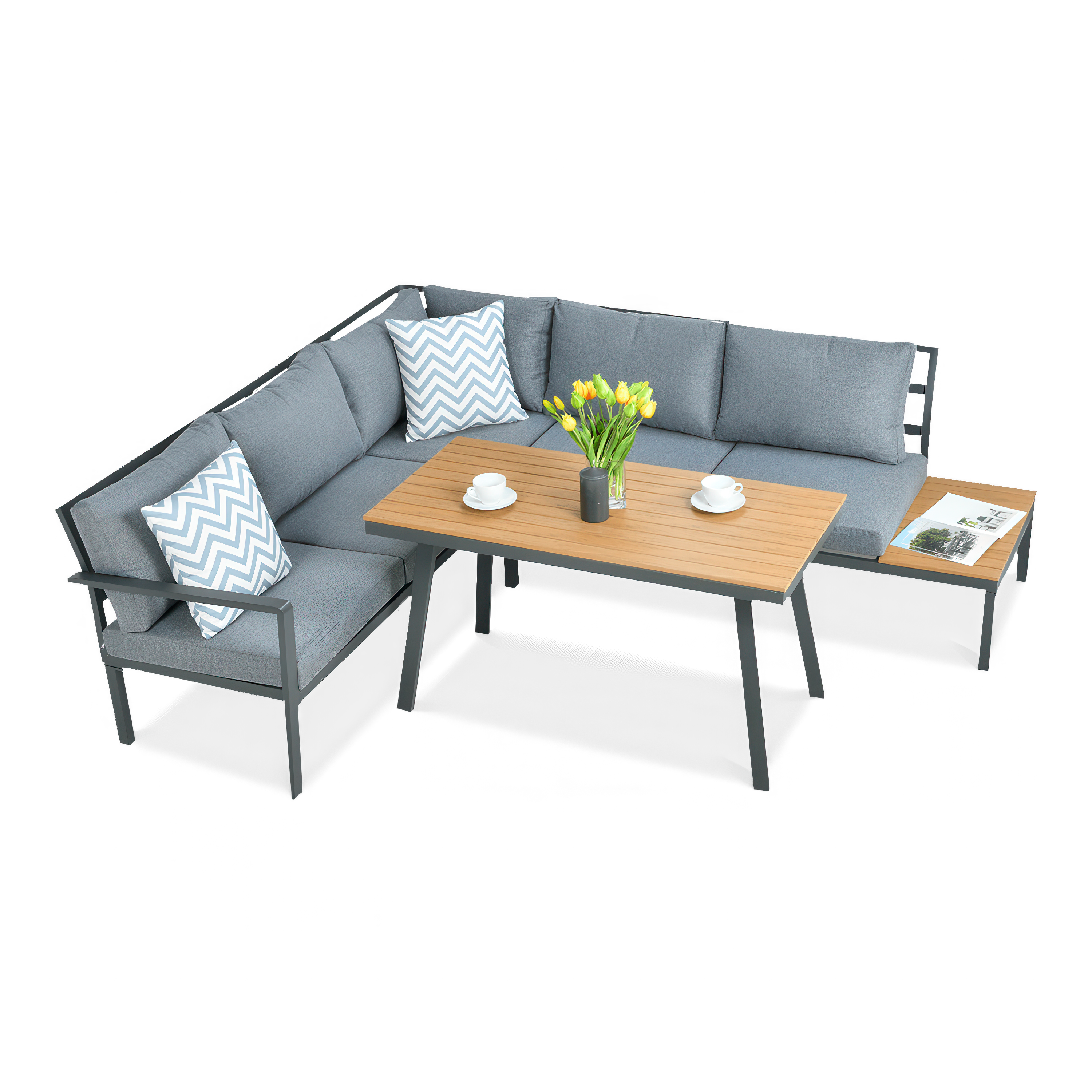 Narożny zestaw mebli ogrodowych z szarą sofą, drewnianym stołem i poduszkami w zygzak.