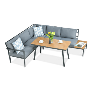 Narożny zestaw mebli ogrodowych z szarą sofą, drewnianym stołem i poduszkami w zygzak.
