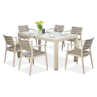 Zestaw ogrodowy: beżowy stół i sześć krzeseł z podłokietnikami.