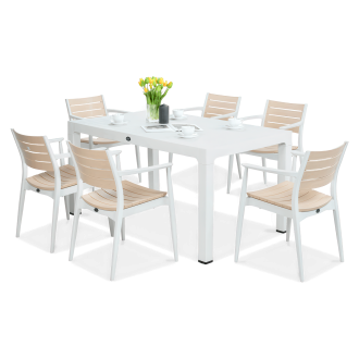 Zestaw ogrodowy z białym stołem i sześcioma krzesłami w odcieniu jasnego drewna, udekorowany wazonem z żółtymi tulipanami i porcelanowymi filiżankami.