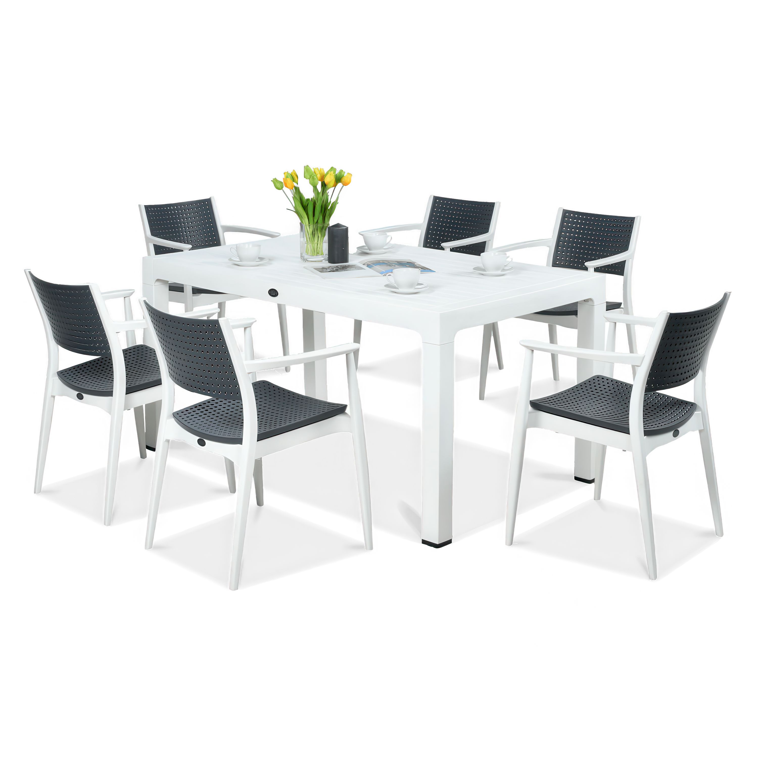 Zestaw obiadowy ogrodowy z białym stołem prostokątnym i sześcioma krzesłami w kolorze biało-czarnym, udekorowany wazonem z żółtymi tulipanami.