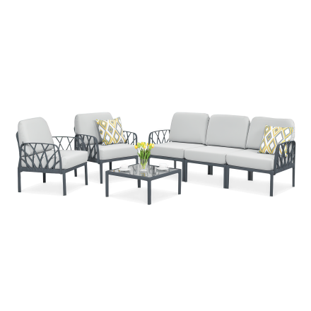 Zestaw mebli ogrodowych z sofą, fotelami i stolikiem kawowym, szare poduszki na metalowych ramach z ozdobnymi podłokietnikami