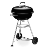Grill węglowy kulisty Weber z pokrywą, stojący na trzech nogach z kółkami.