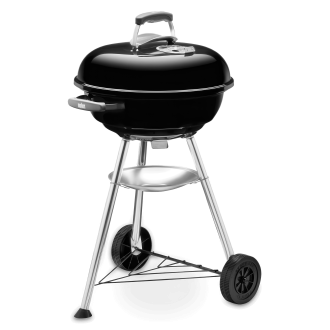 Grill węglowy kulisty Weber z pokrywą, stojący na trzech nogach z kółkami.