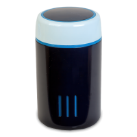 Czarny filtr wodny z jasnoniebieską nakrętką i pionowymi szczelinami wentylacyjnymi na dole.