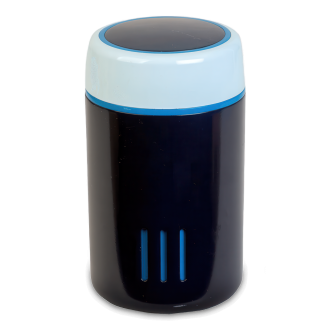 Czarny filtr wodny z jasnoniebieską nakrętką i pionowymi szczelinami wentylacyjnymi na dole.