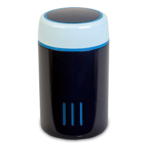 Czarny filtr wodny z jasnoniebieską nakrętką i pionowymi szczelinami wentylacyjnymi na dole.