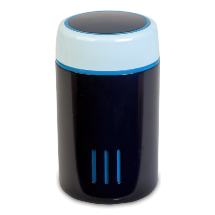 Czarny filtr wodny z jasnoniebieską nakrętką i pionowymi szczelinami wentylacyjnymi na dole.