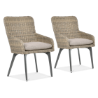 Dwa krzesła ogrodowe z technorattanu w kolorze naturalnym, z poduszkami na siedzisku i metalowymi nogami