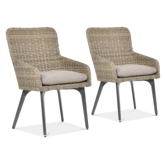 Dwa krzesła ogrodowe z technorattanu w kolorze naturalnym, z poduszkami na siedzisku i metalowymi nogami