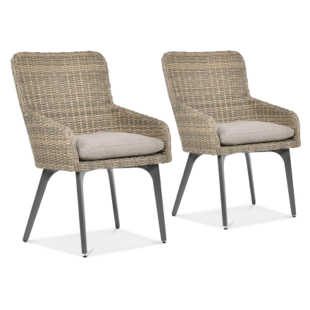 Dwa krzesła ogrodowe z technorattanu w kolorze naturalnym, z poduszkami na siedzisku i metalowymi nogami