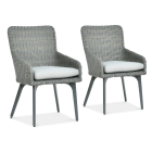 Zestaw dwóch szarych krzeseł ogrodowych z technorattanu z poduszkami na siedzisku i metalowymi nogami