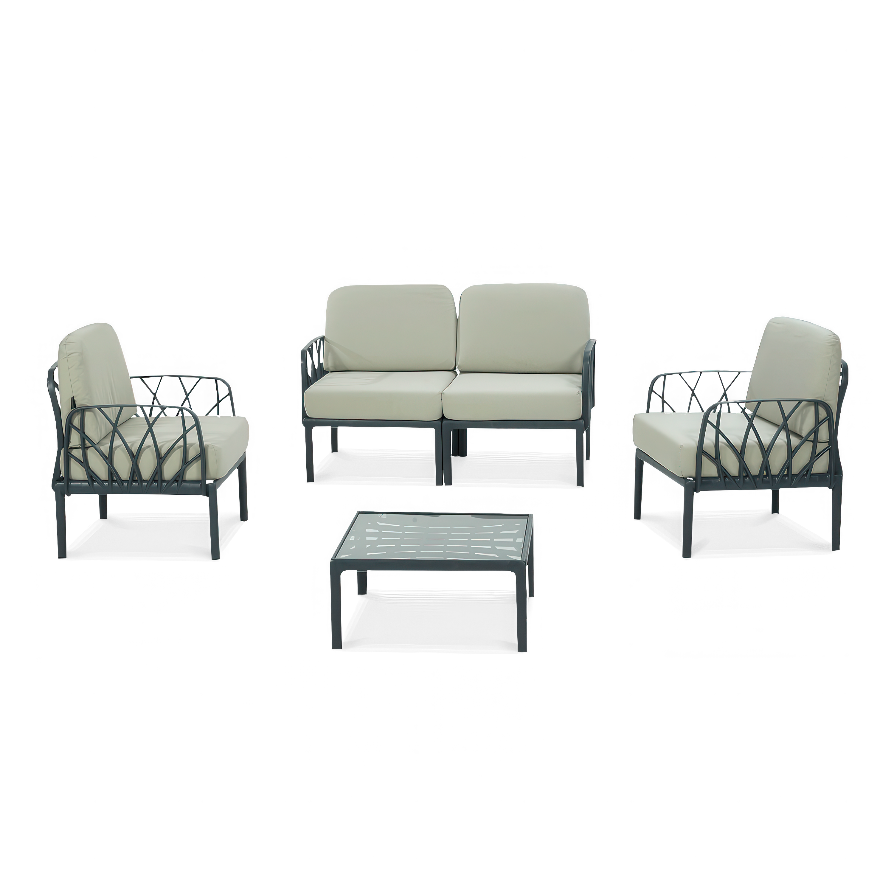 Zestaw mebli ogrodowych z sofą dwuosobową, dwoma fotelami i stolikiem kawowym z poduchami w jasnym kolorze