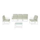 Zestaw białych mebli ogrodowych z jasnoszarymi poduszkami – trzyosobowa sofa, dwa fotele i stolik kawowy.