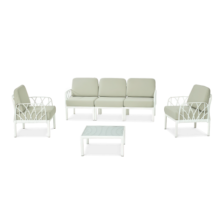 Zestaw białych mebli ogrodowych z jasnoszarymi poduszkami – trzyosobowa sofa, dwa fotele i stolik kawowy.