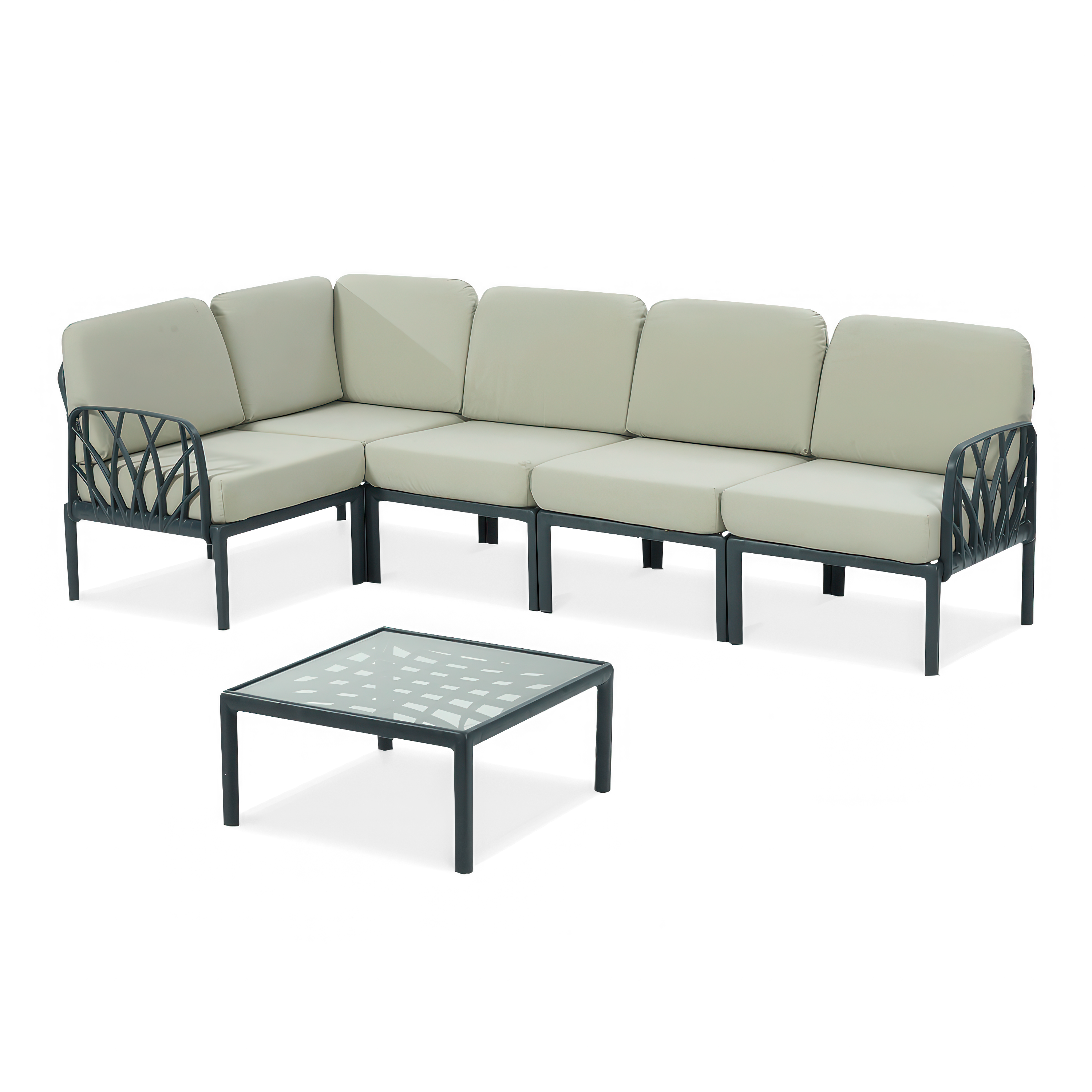 Narożny zestaw ogrodowy z ciemną ramą i jasnymi poduszkami, w komplecie z niskim stolikiem kawowym.