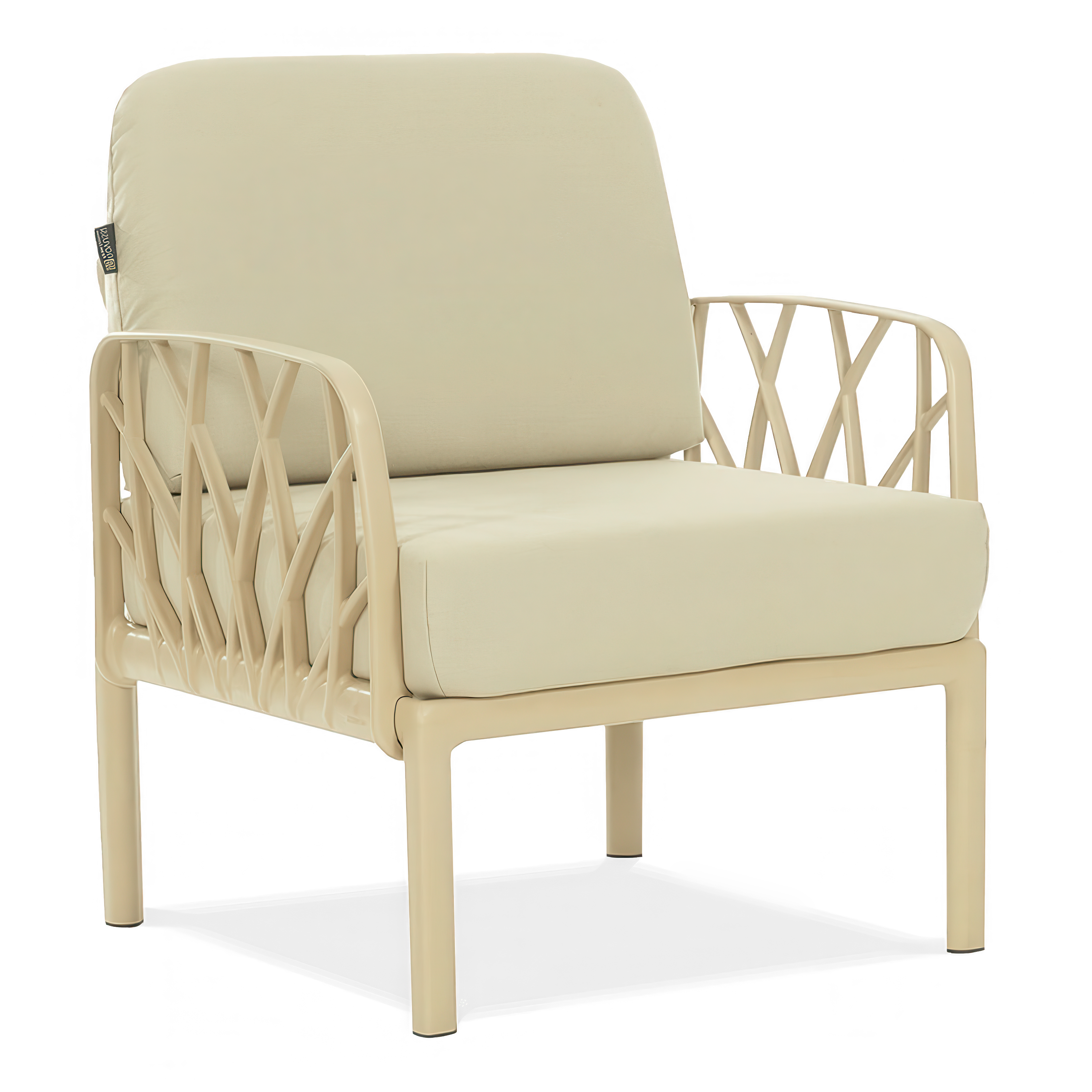 Fotel ogrodowy z podłokietnikami w kolorze jasnego beżu, z poduszkami na siedzisku i oparciu.