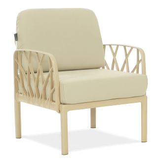 Fotel ogrodowy z podłokietnikami w kolorze jasnego beżu, z poduszkami na siedzisku i oparciu.