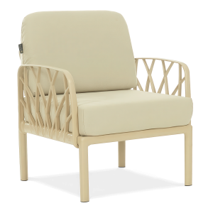 Fotel ogrodowy z podłokietnikami w kolorze jasnego beżu, z poduszkami na siedzisku i oparciu.