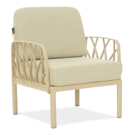Fotel ogrodowy z podłokietnikami w kolorze jasnego beżu, z poduszkami na siedzisku i oparciu.