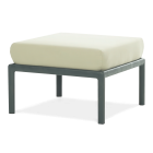 Szara pufa ogrodowa z beżową poduszką, widok z przodu pod kątem.