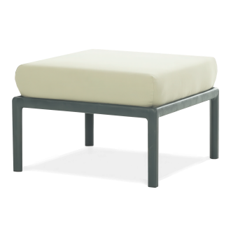 Szara pufa ogrodowa z beżową poduszką, widok z przodu pod kątem.