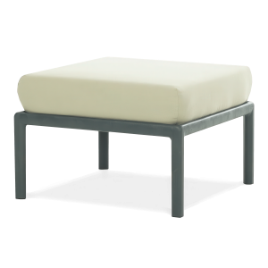 Szara pufa ogrodowa z beżową poduszką, widok z przodu pod kątem.