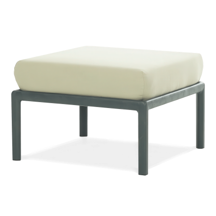 Szara pufa ogrodowa z beżową poduszką, widok z przodu pod kątem.