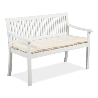 Biała drewniana ławka ogrodowa z kremową poduszką siedziska, widok z boku pod kątem.