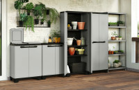 Zestaw szaf ogrodowych na tarasie z otwartymi półkami na doniczki i akcesoria ogrodowe.