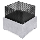 Kwadratowe palenisko ogrodowe z betonową podstawą i metalową siatką ochronną.
