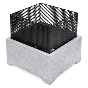 Kwadratowe palenisko ogrodowe z betonową podstawą i metalową siatką ochronną.