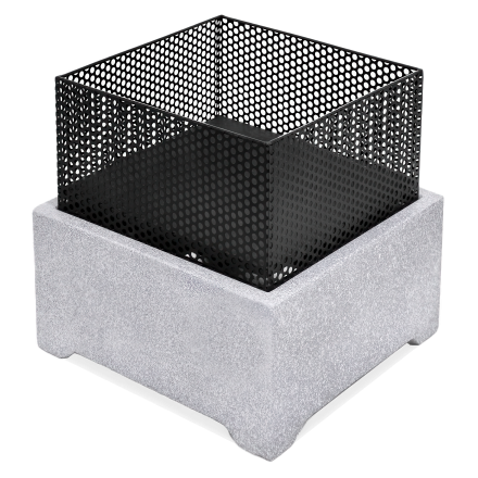 Kwadratowe palenisko ogrodowe z betonową podstawą i metalową siatką ochronną.