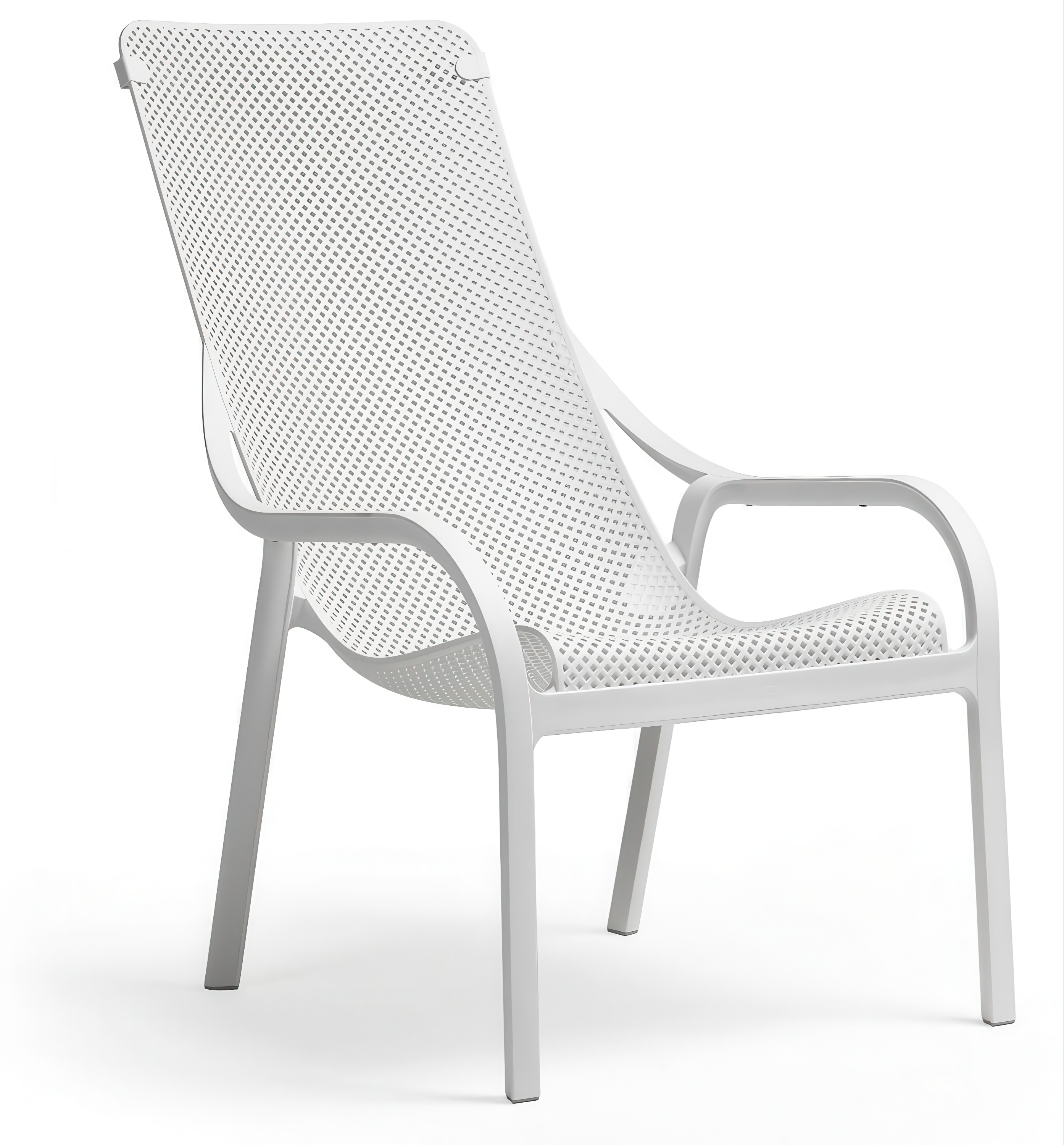 Białe krzesło ogrodowe o nowoczesnym designie z siatkowym oparciem i podłokietnikami