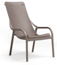 Brązowy fotel ogrodowy z ażurowym oparciem i podłokietnikami na białym tle