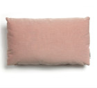 Prostokątna poduszka dekoracyjna w kolorze pudrowego różu, widok z góry na białym tle